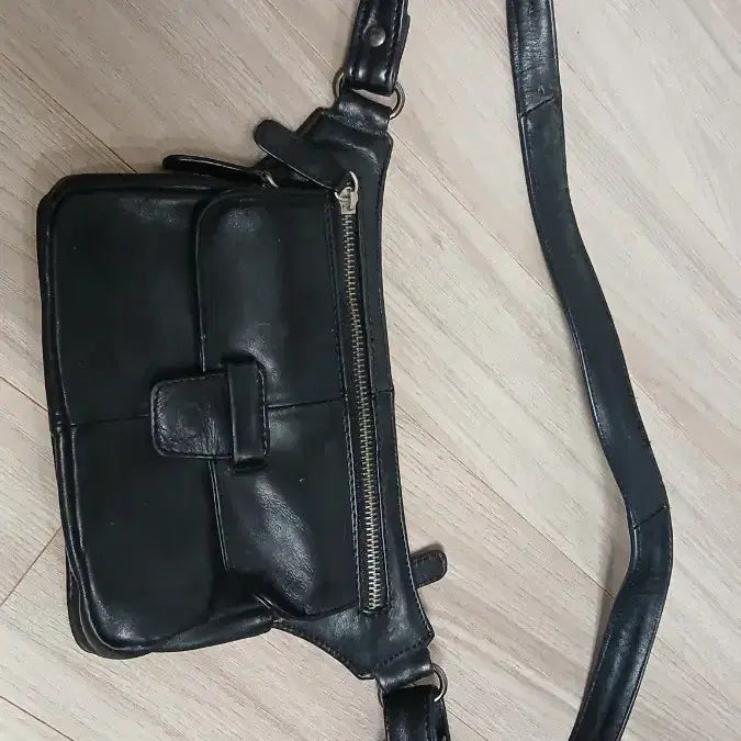 [BUNJANG] Black Leather Hip Pack Crossbody Bag / 블랙 가죽 힙색 크로스백