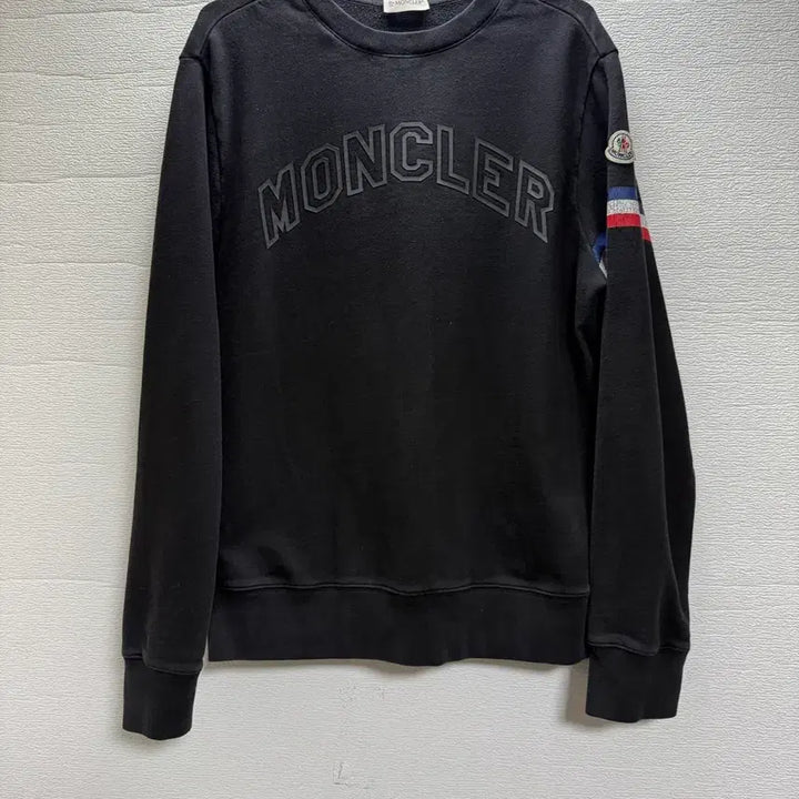 [SOLD OUT] 몽클레어 블랙 로고 패치 맨투맨. (FELPA GIROCOLLO) 정품