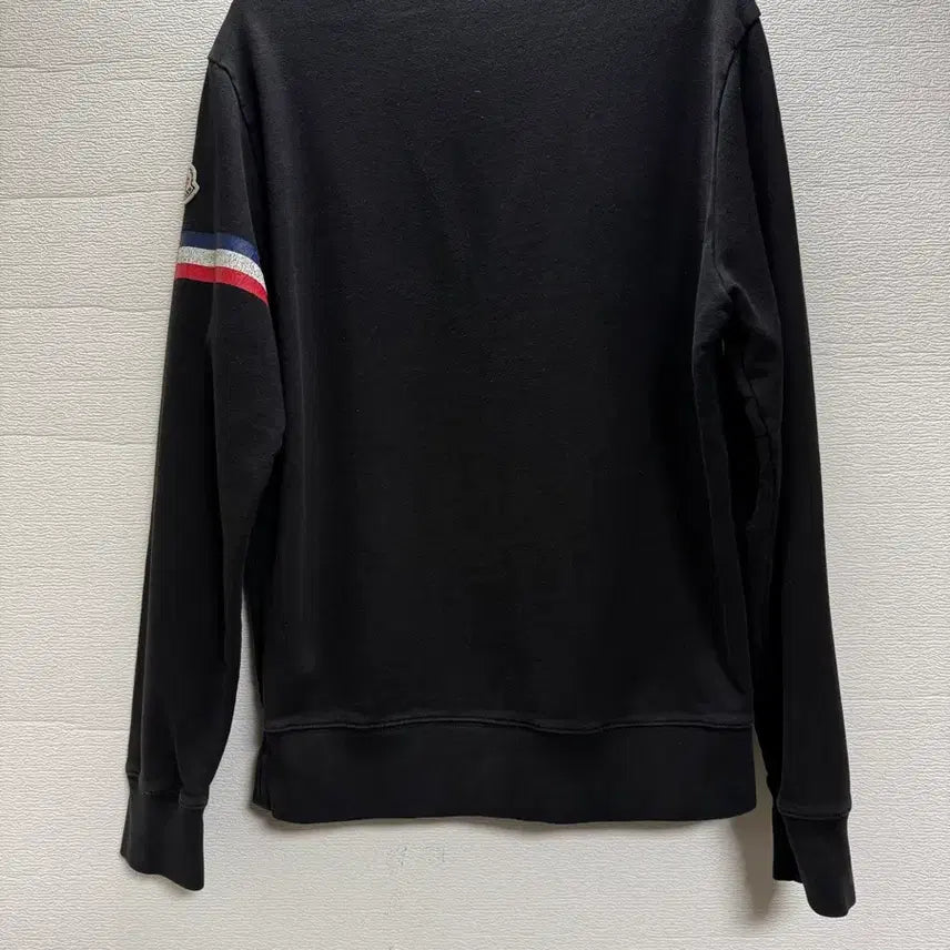 [SOLD OUT] 몽클레어 블랙 로고 패치 맨투맨. (FELPA GIROCOLLO) 정품