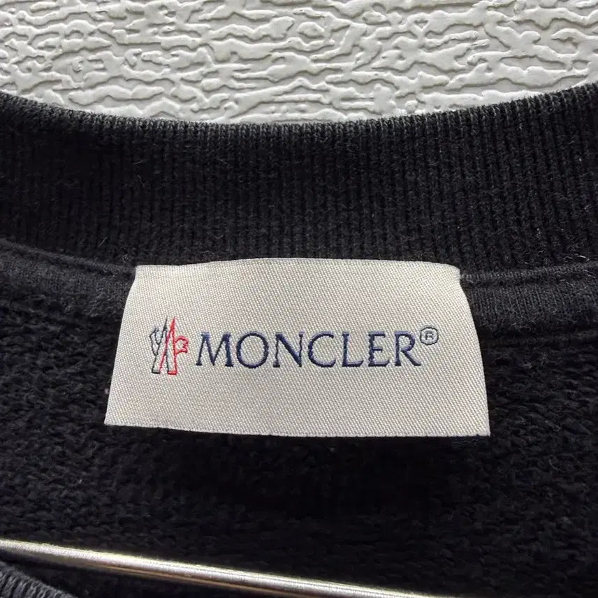 [SOLD OUT] 몽클레어 블랙 로고 패치 맨투맨. (FELPA GIROCOLLO) 정품