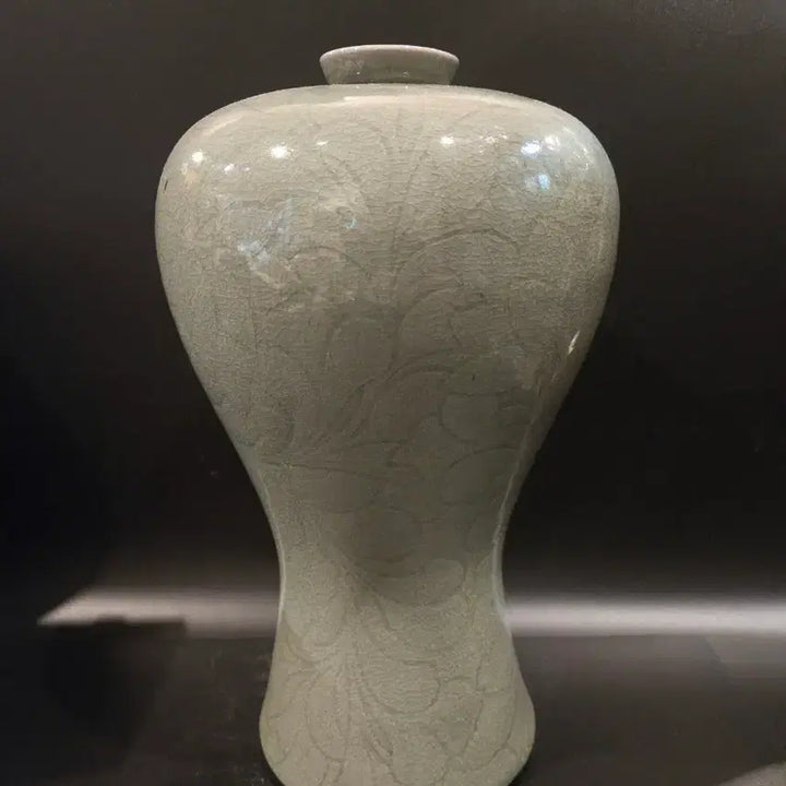 [BUNJANG] Korean Celadon Incised Lotus Flower Vase (Mae-byeong) / 청자 음각 연화문 매병