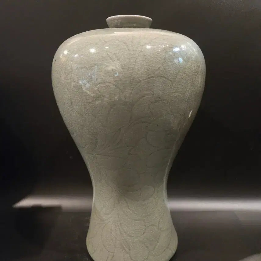 [BUNJANG] Korean Celadon Incised Lotus Flower Vase (Mae-byeong) / 청자 음각 연화문 매병