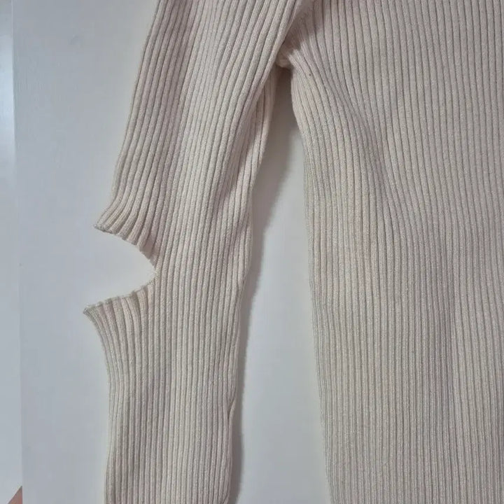 [BUNJANG] 8SECONDS Ivory Ribbed Turtleneck Knit with Slit Sleeves / 에잇세컨즈 아이보리 골지 터틀넥 팔트임 니트