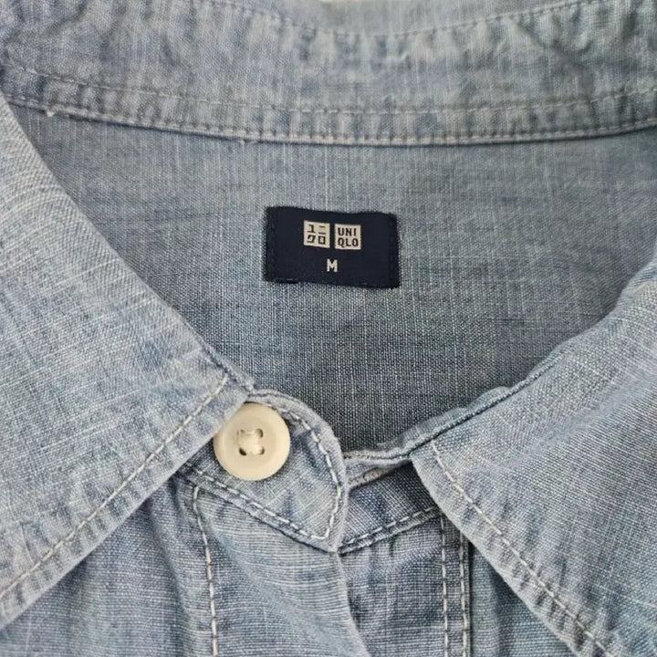 [BUNJANG] Uniqlo Light Wash Chambray Denim Shirt - Size M / 유니클로 연청 샴브레이 데님 셔츠 M