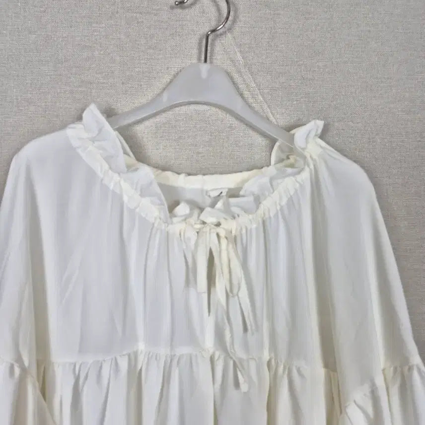 [BUNJANG] Ivory Ruffle Blouse (Size 99+) / 