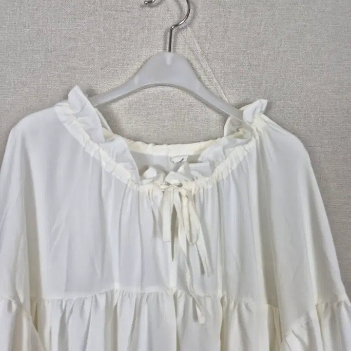 [BUNJANG] Ivory Ruffle Blouse (Size 99+) / 
