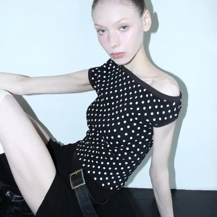 [BUNJANG] Agamos Dot Unbalance Ringer Top T-shirt / 아가모스) 도트 언발란스 링거 탑 티셔츠