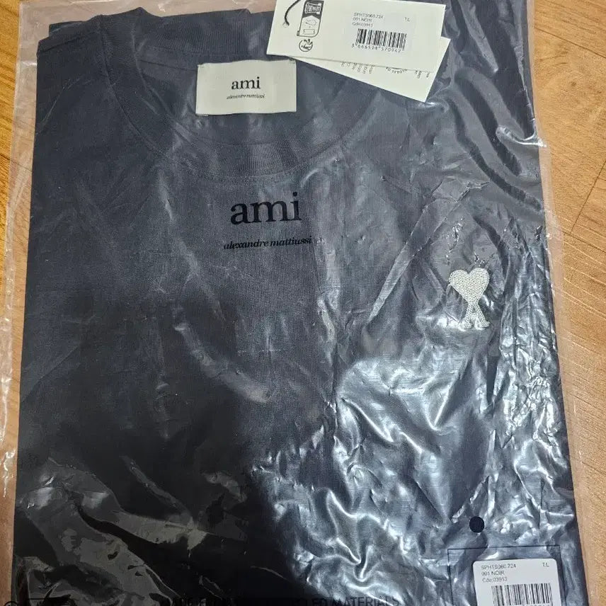 [BUNJANG] Ami Small Heart Logo Black Short Sleeve T-Shirt / 아미 스몰 하트 로고 블랙 반팔 티셔츠
