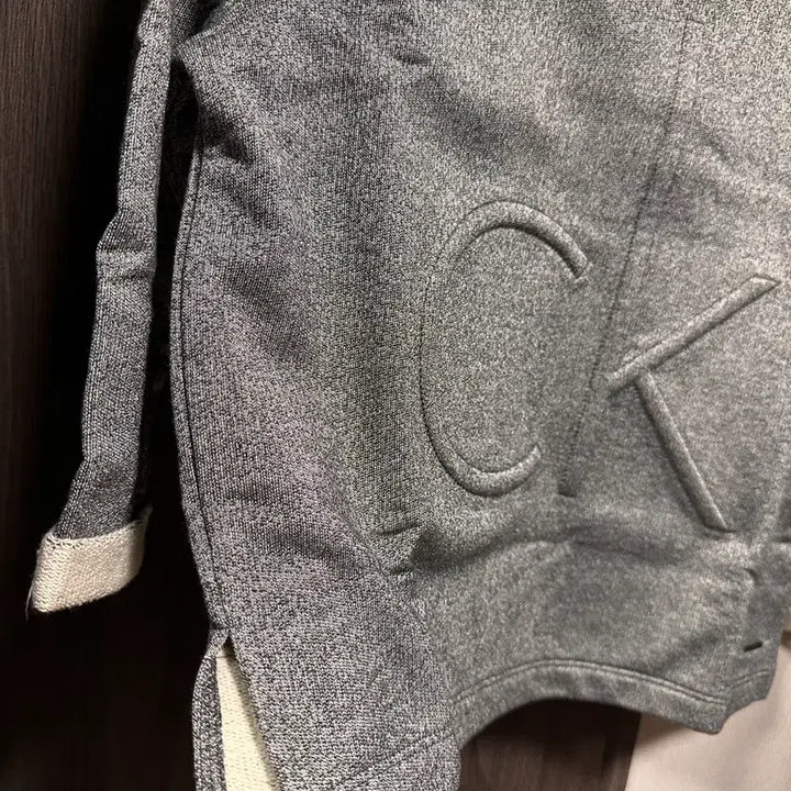 [BUNJANG] Calvin Klein CK Logo Sweatshirt Grey / 새상품) 캘빈클라인 CK 로고 맨투맨 티셔츠 그레이