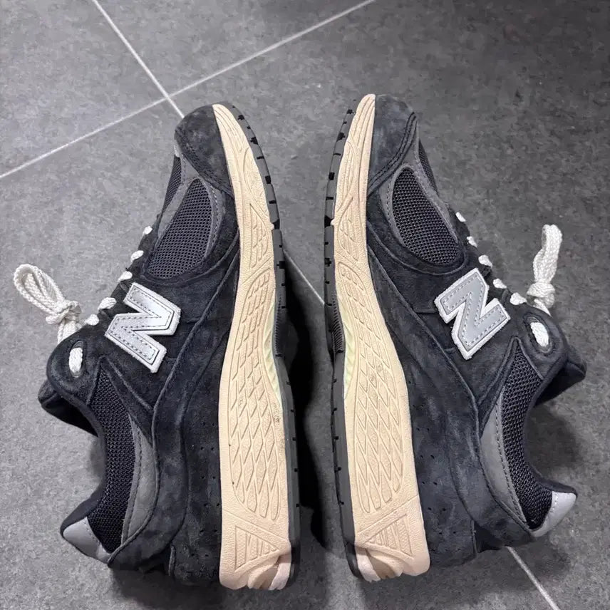 [BUNJANG] New Balance 2002R Special Vintage Black Grey Sneakers / 뉴발란스 2002R 스페셜 빈티지 블랙 그레이