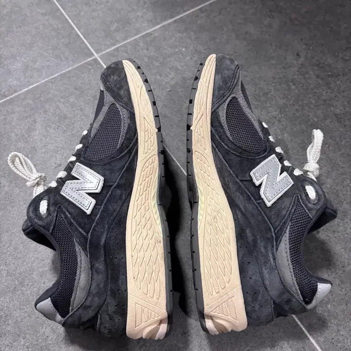 [BUNJANG] New Balance 2002R Special Vintage Black Grey Sneakers / 뉴발란스 2002R 스페셜 빈티지 블랙 그레이