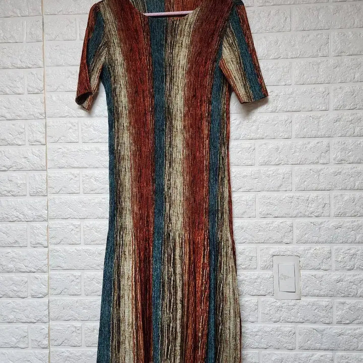 [BUNJANG] Mani Vertical Stripe Pleated Short-Sleeve Long Dress / 마니 세로 스트라이프 플리츠 반팔 롱 원피스