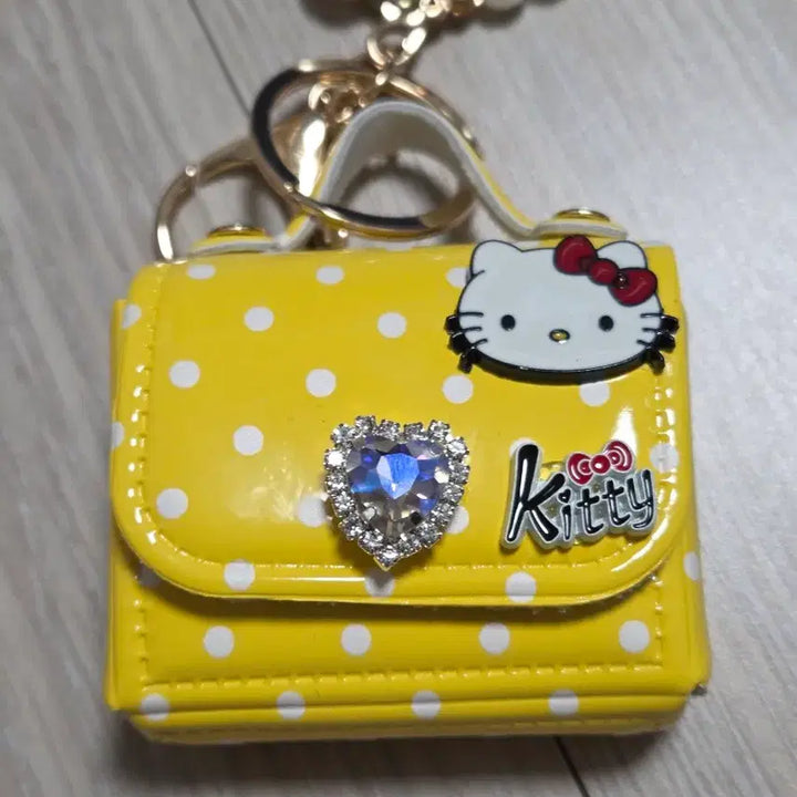 [BUNJANG] Hello Kitty Dot Mini Airpods Case Pouch Mini Bag Keychain Strap / 헬로키티 미니 에어팟 케이스 파우치 미니백 키링