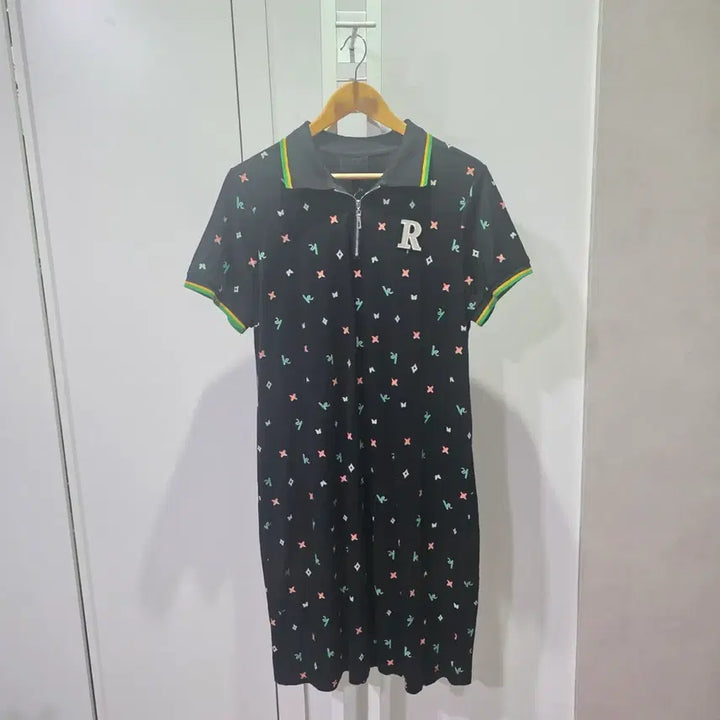 [BUNJANG] Alphabet R Black Short Sleeve Polo Dress / 알파벳 R 블랙 반팔 카라 원피스