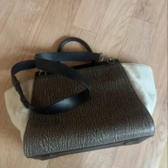 [BUNJANG] Loose &amp; Lounge Crossbody Bag / 루즈앤라운지 크로스백