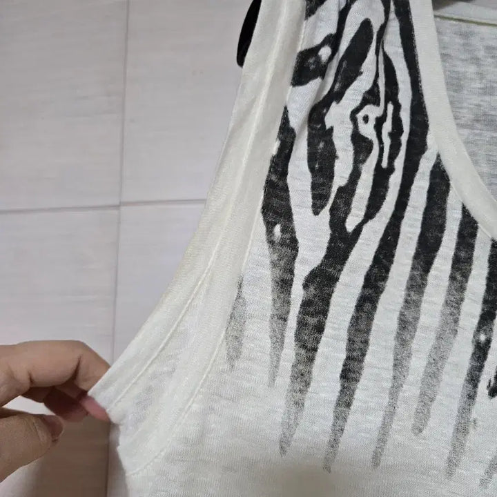[BUNJANG] Maje Zebra Pattern Sleeveless Top / 마쥬 (마100%) 지브라 패턴 민소매  (85)
