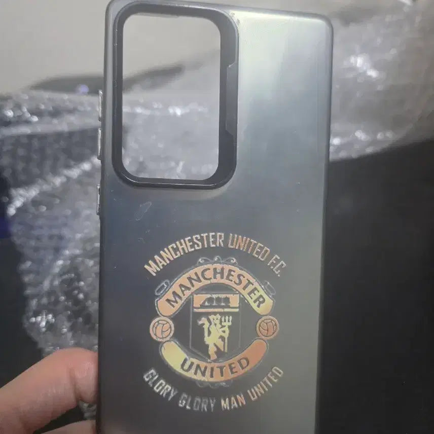[BUNJANG] Samsung Galaxy S25 Ultra Compatible Manchester United Gold Emblem Case / 갤럭시S25울트라 호환 맨유 골드 앰블럼 굿즈 케이스 판매(사용감있음)