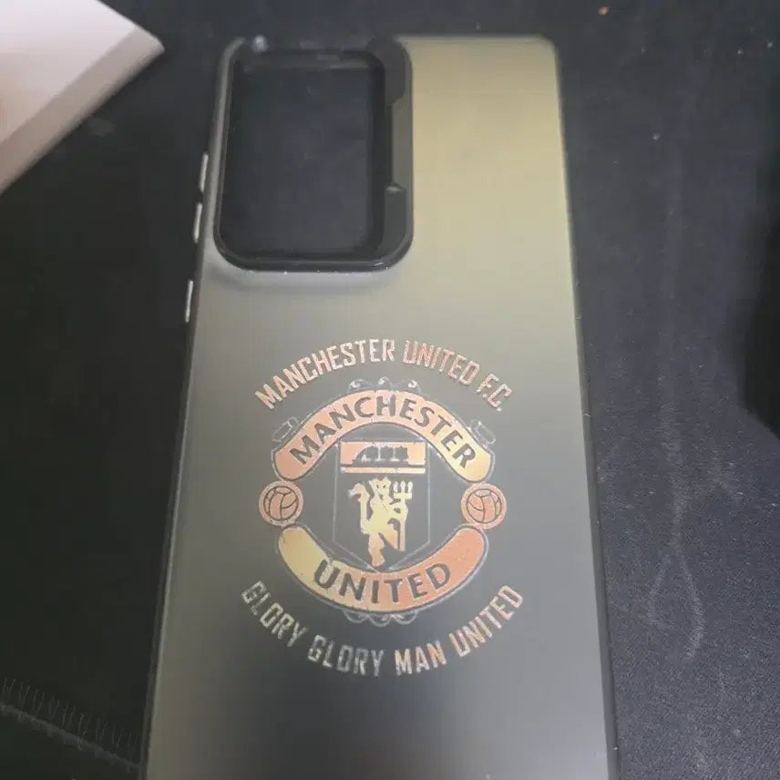 [BUNJANG] Samsung Galaxy S25 Ultra Compatible Manchester United Gold Emblem Case / 갤럭시S25울트라 호환 맨유 골드 앰블럼 굿즈 케이스 판매(사용감있음)