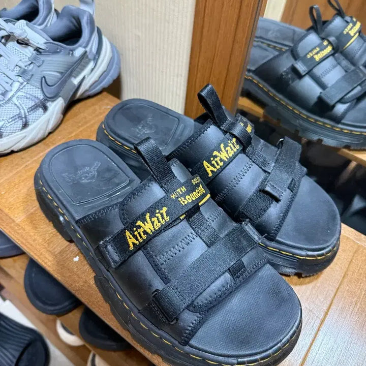 [BUNJANG] Dr. Martens Myles Milled Coated Leather Webbing Sandals Black / 닥터마틴 에이스 밀드 코티드 레더 웨빙 샌들 블랙