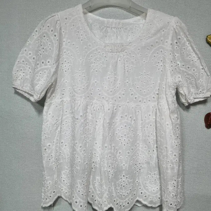 [BUNJANG] White Eyelet Blouse - Short Sleeve, Punching Detail, New with Tags / 화이트 아일렛 블라우스 반팔 펀칭 택새상품