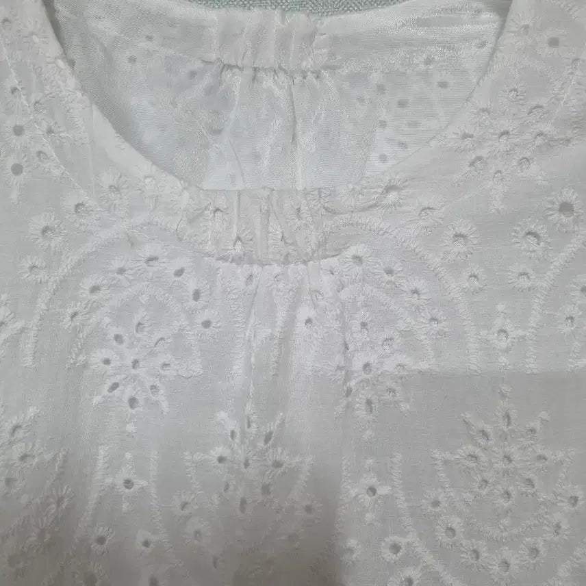 [BUNJANG] White Eyelet Blouse - Short Sleeve, Punching Detail, New with Tags / 화이트 아일렛 블라우스 반팔 펀칭 택새상품