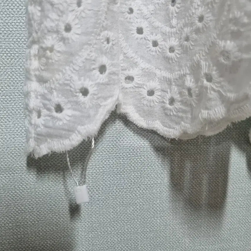 [BUNJANG] White Eyelet Blouse - Short Sleeve, Punching Detail, New with Tags / 화이트 아일렛 블라우스 반팔 펀칭 택새상품