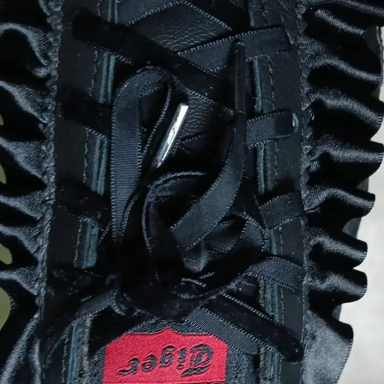 [BUNJANG] Onitsuka Tiger x Minnie Mouse Collaboration Sneakers with Frill Detail / 오니츠카타이거 블랙 미니마우스 운동화 프릴 장식
