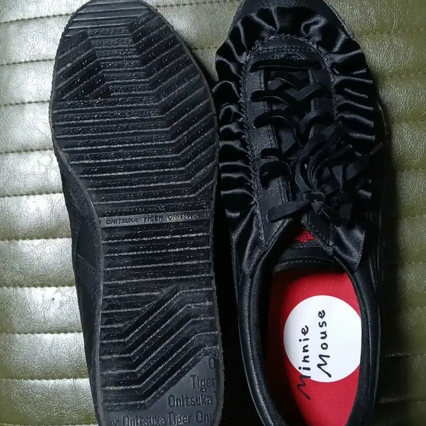 [BUNJANG] Onitsuka Tiger x Minnie Mouse Collaboration Sneakers with Frill Detail / 오니츠카타이거 블랙 미니마우스 운동화 프릴 장식