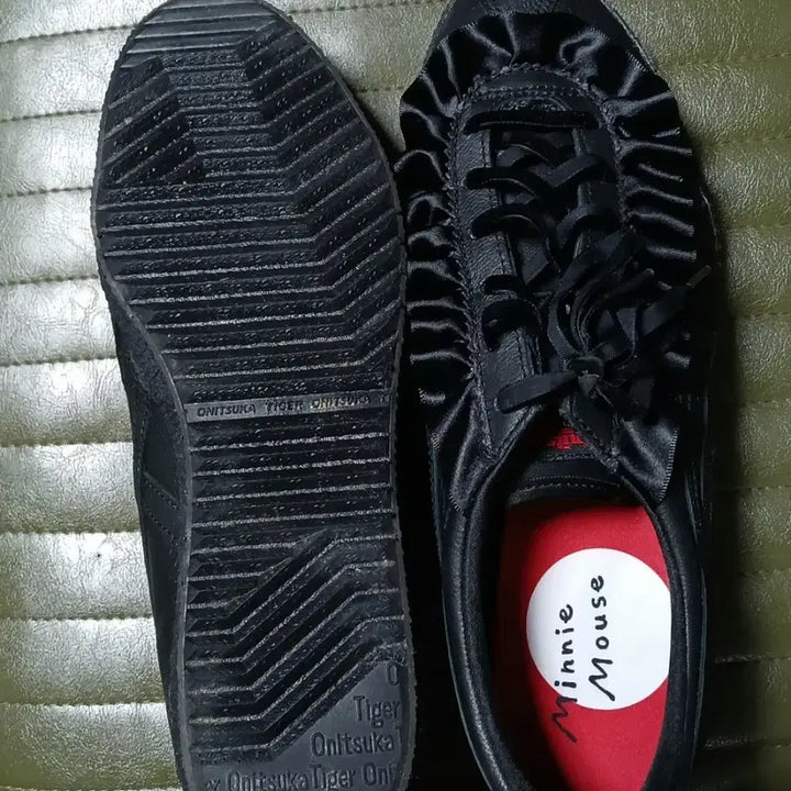 [BUNJANG] Onitsuka Tiger x Minnie Mouse Collaboration Sneakers with Frill Detail / 오니츠카타이거 블랙 미니마우스 운동화 프릴 장식