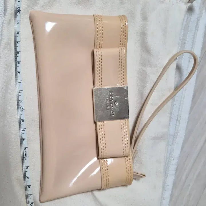 [BUNJANG] Kate Spade Beige Ribbon Clutch Bag / 케이트 스페이드 베이지 리본 클러치 백