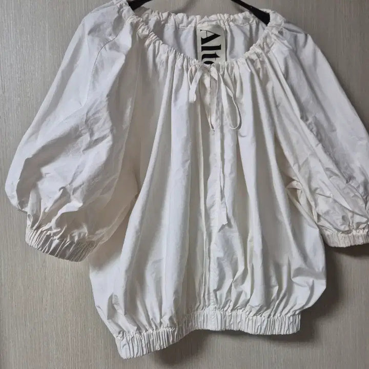 [BUNJANG] Alte White Off-Shoulder Blouse / 알테 볼륨 블라우스 Alte 화이트 오프 블라우스