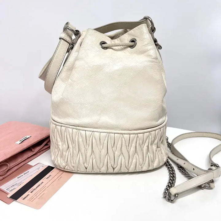 [BUNJANG] Miu Miu Matelassé Bucket Bag Ivory / 미우미우 마테라쎄 버킷백 아이보리 (5BE042)