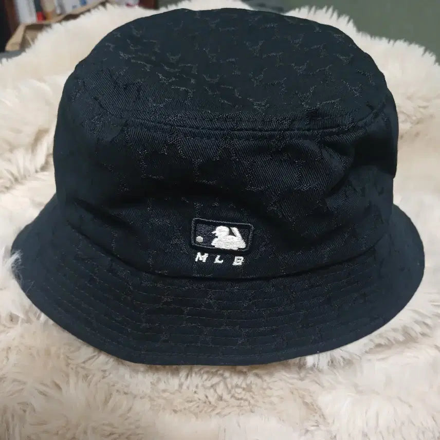 [BUNJANG] MLB Black Bucket Hat with White LA Logo and Embossed Pattern / MLB 버킷햇