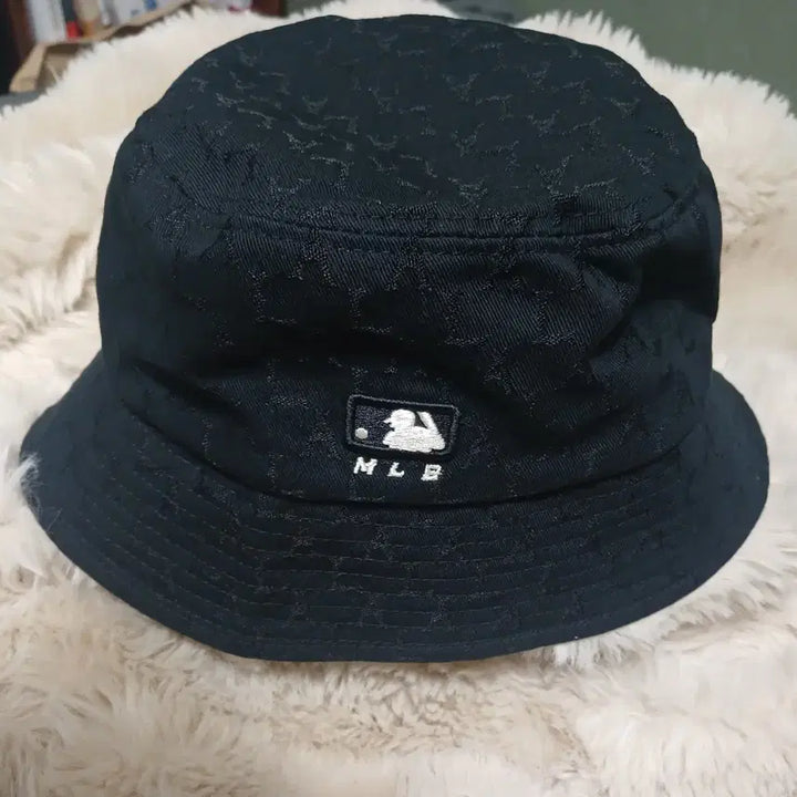 [BUNJANG] MLB Black Bucket Hat with White LA Logo and Embossed Pattern / MLB 버킷햇