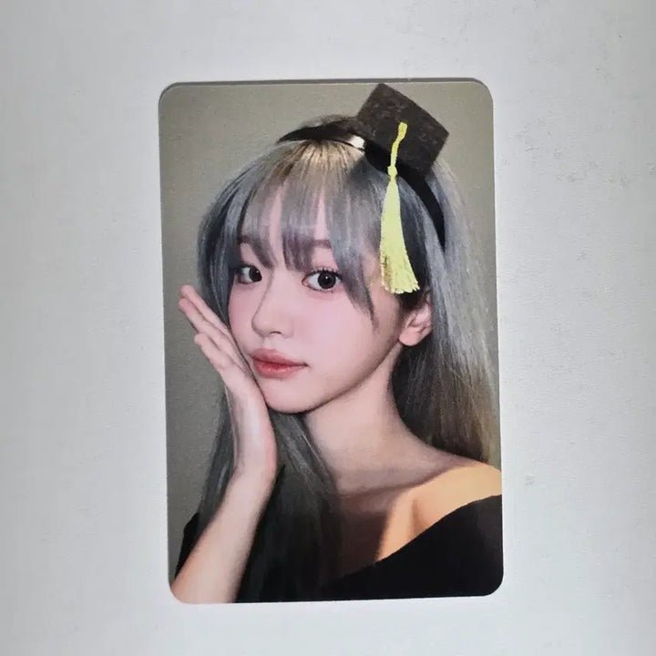 [BUNJANG] QWER CHODAN Musinsa Mini Record Mini Graduation Cap Photocard / QWER 무신사 미니레코드 미니학사모 포카 양도 쵸단