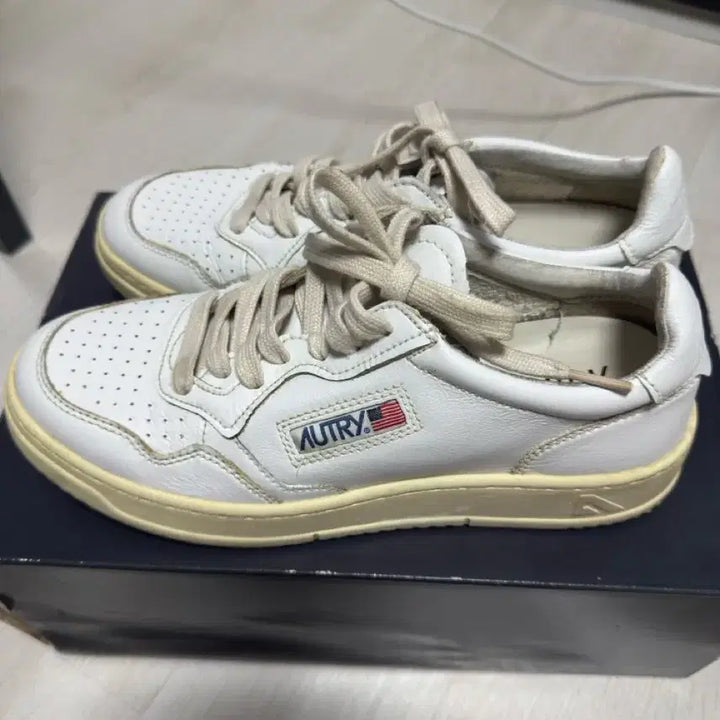 [BUNJANG] Autry Medalist Low Leather Sneakers White / 오트리 메달리스트 로우 레더 스니커즈 화이트 / 41사이즈