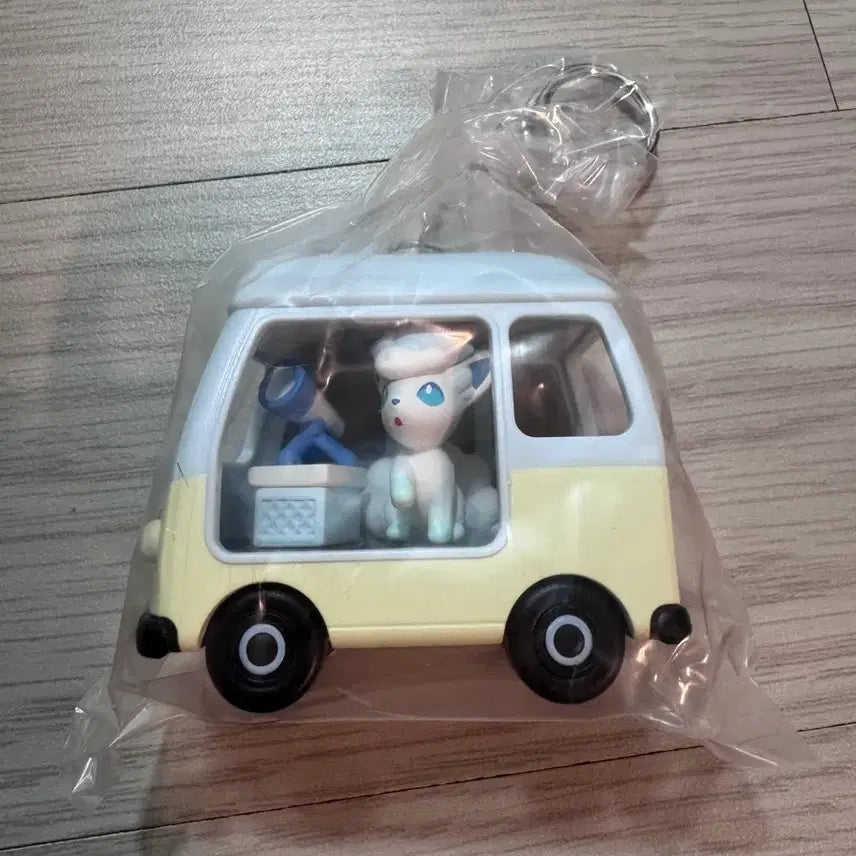 [BUNJANG] Lotte Cinema Pokemon Camping Car Keychain - Ninetales / 롯데리아 포켓몬 캠핑카키링 식스테일