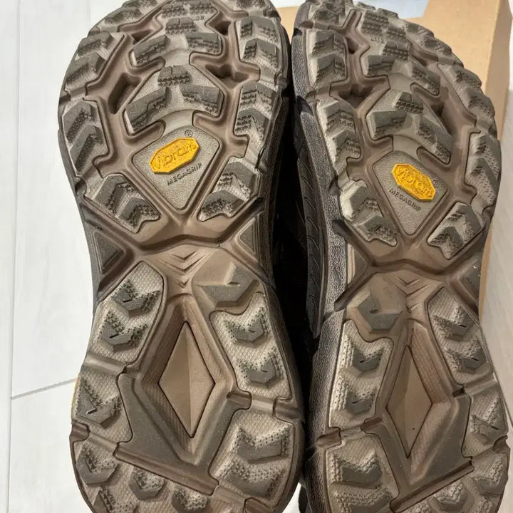 [BUNJANG] Hoka Satisfaction Collaboration Mafate Speed Lite Runner 285 / [285] 호카 새티스파이 마파테 스피드 라이트러버