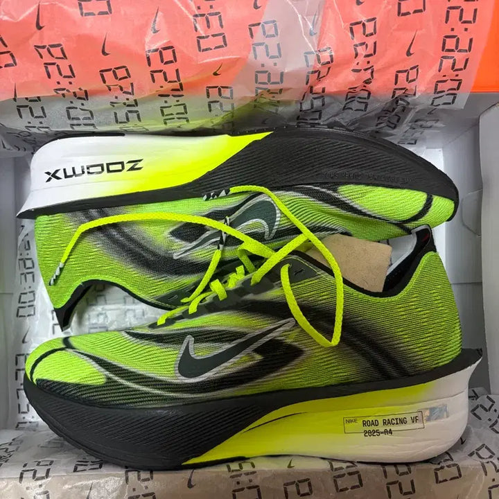 [BUNJANG] Nike ZoomX Vaporfly NEXT% 4 Fluorescent Running Shoes (260) / [260] 나이키 줌X 베이퍼플라이 넥스트% 4 형광