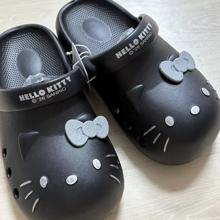 [BUNJANG] Sanrio Hello Kitty Black Clogs Sandals Slippers 260 New / 산리오 헬로키티 블랙 클로그 크록스 샌들 슬리퍼 260 새상품