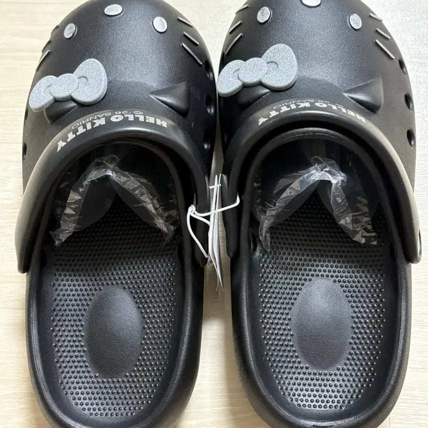 [BUNJANG] Sanrio Hello Kitty Black Clogs Sandals Slippers 260 New / 산리오 헬로키티 블랙 클로그 크록스 샌들 슬리퍼 260 새상품