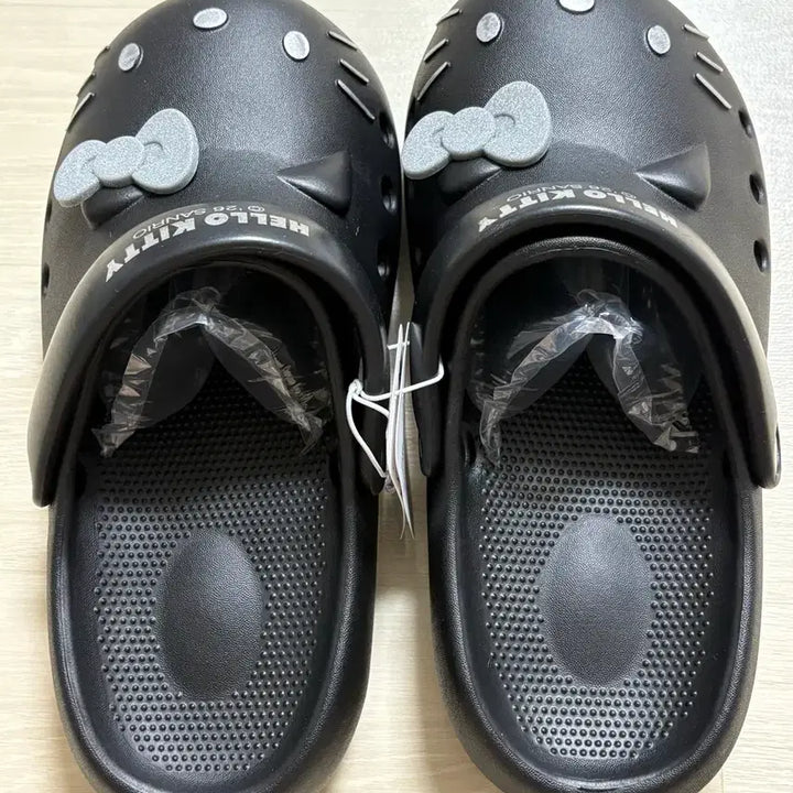 [BUNJANG] Sanrio Hello Kitty Black Clogs Sandals Slippers 260 New / 산리오 헬로키티 블랙 클로그 크록스 샌들 슬리퍼 260 새상품