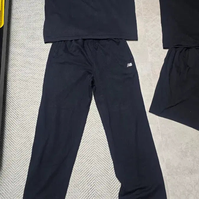 [BUNJANG] New Balance T-shirt and Shorts Set (2 pcs, Size M) / 뉴발란스 상하복세트 2벌 m세트