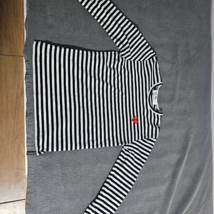 [BUNJANG] Comme des Garçons Striped T-shirt Red Emblem / 꼼데가르송 스트라이프 티셔츠 빨간와펜