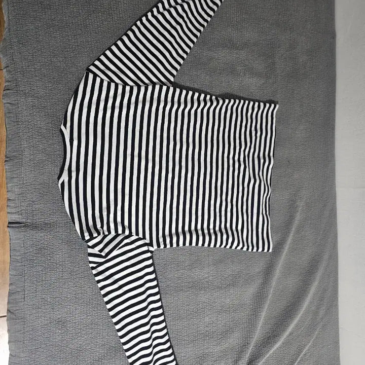 [BUNJANG] Comme des Garçons Striped T-shirt Red Emblem / 꼼데가르송 스트라이프 티셔츠 빨간와펜