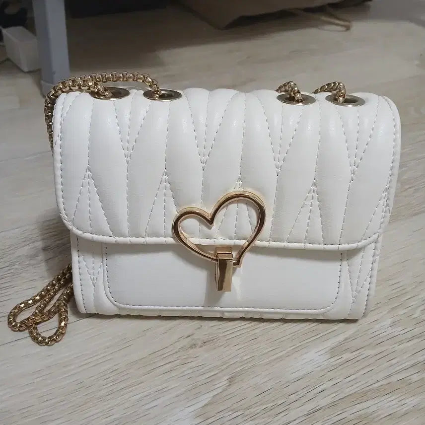 [BUNJANG] White Heart Quilting Chain Shoulder Bag / 화이트 하트 퀼팅 체인백 가방