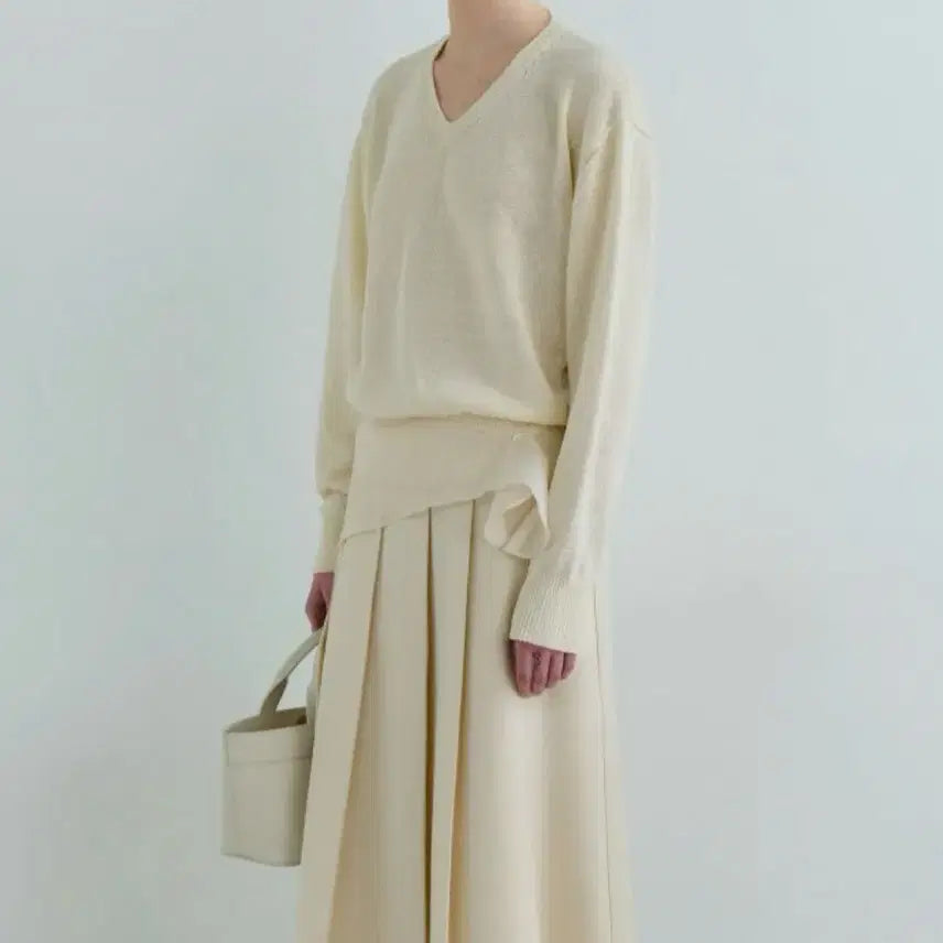 [BUNJANG] AUBEWUR Hour Paper V-Neck Knit Ivory (Scarf Set) / [OS] 아우브아워 페이퍼 브이넥 니트 아이보리(스카프 세트)