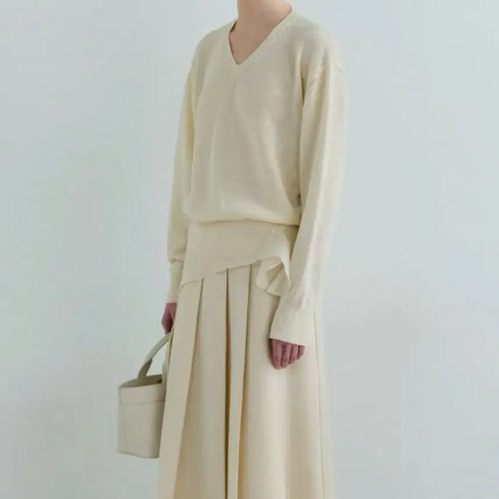 [BUNJANG] AUBEWUR Hour Paper V-Neck Knit Ivory (Scarf Set) / [OS] 아우브아워 페이퍼 브이넥 니트 아이보리(스카프 세트)