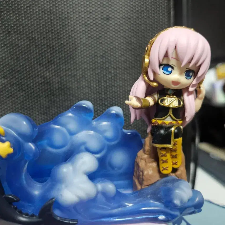 [BUNJANG] Vocaloid Luka Figure Phone Stand / 보컬로이드 루카 피규어 폰거치대