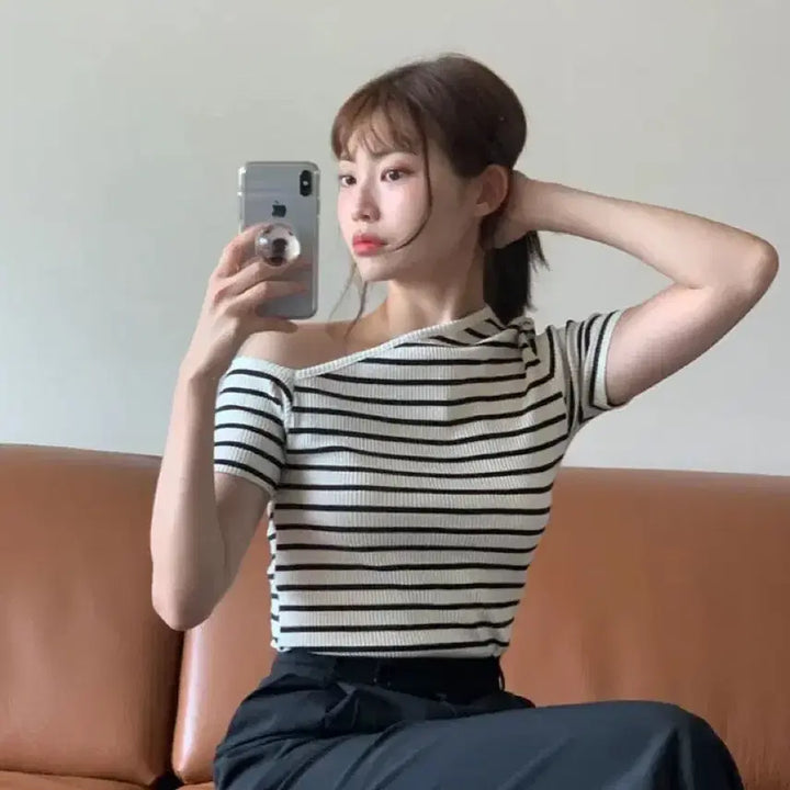 [BUNJANG] Lowipepe Stripe Asymmetrical Ribbed Off-the-Shoulder T-shirt / 로우페페 스트라이프 언발 골지 오프숄더 티셔츠